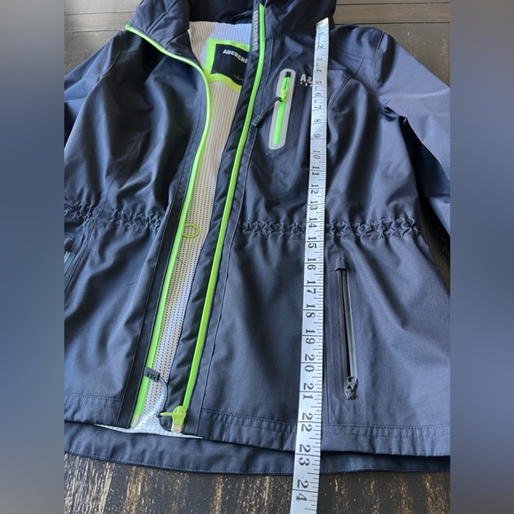 Abercrombie and Fitch Dark Blue Light Tech Jacket. Size Large. - Picture 2 of 7